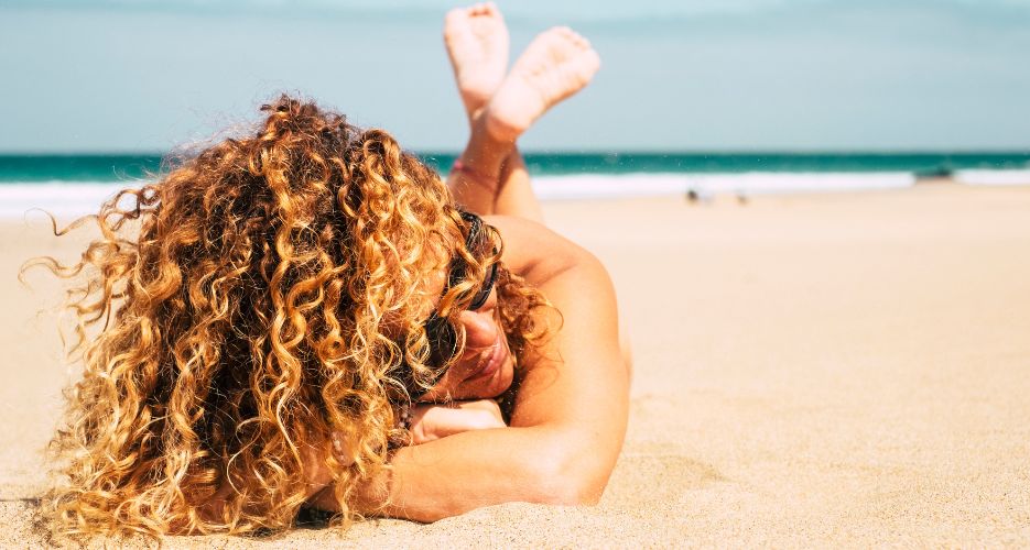 Come proteggere i capelli in estate con prodotti naturali