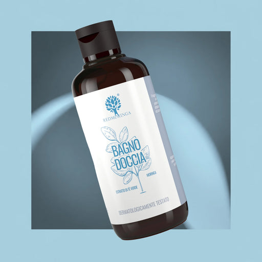 RedMoringa Douchegel met Moringa en groene thee-extract, amberkleurige fles op lichtblauwe achtergrond, eco-bio douchegel