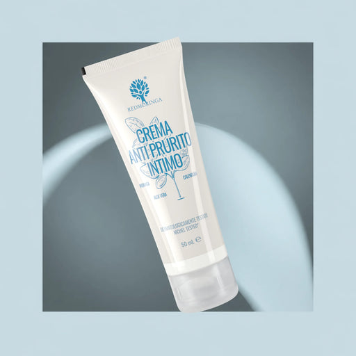 Tube RedMoringa Crème bij Intieme Jeuk met aloë vera, calendula en Moringa, 50 ml, op lichtblauwe achtergrond
