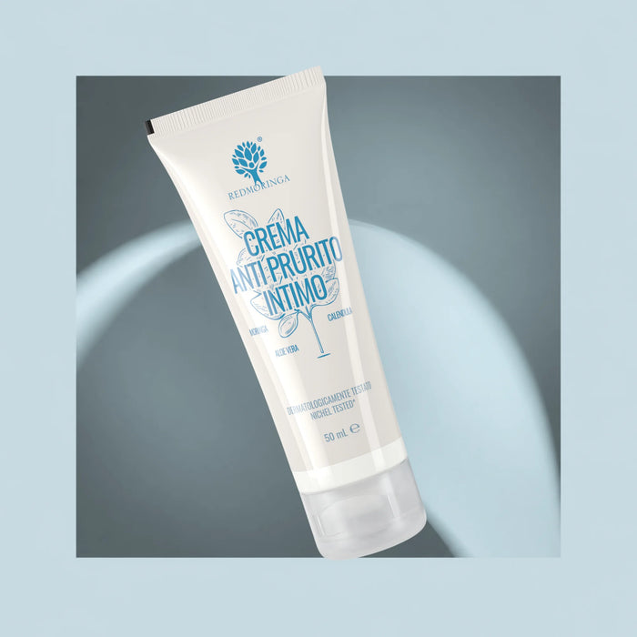 Tube RedMoringa Crème bij Intieme Jeuk met aloë vera, calendula en Moringa, 50 ml, op lichtblauwe achtergrond