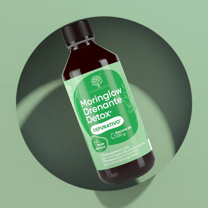 Moringlow Drainerend Detox RedMoringa, drainerende vloeistof met Moringa, fles van 570 g op groene achtergrond