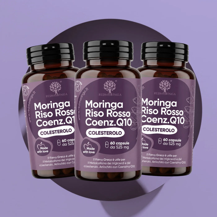 Drie flessen Moringa Rode Gist Rijst en Co-enzym Q10 RedMoringa met 60 capsules, verpakking van 3 op lila achtergrond