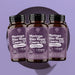 Drie flessen Moringa Rode Gist Rijst en Co-enzym Q10 RedMoringa met 60 capsules, verpakking van 3 op lila achtergrond
