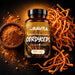 Cordyceps Oravita supplement, fles met 120 capsules, poeder en gedroogde Cordyceps op donkere achtergrond