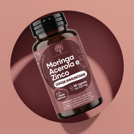 Fles Moringa Acerola en Zink RedMoringa, voedingssupplement weerstand, 60 capsules van 535 mg op roze achtergrond