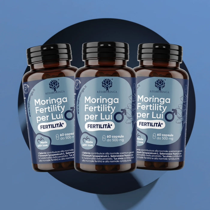 Drie flessen Moringa Fertility voor Hem RedMoringa met 60 capsules, verpakking van 3 op blauwe achtergrond
