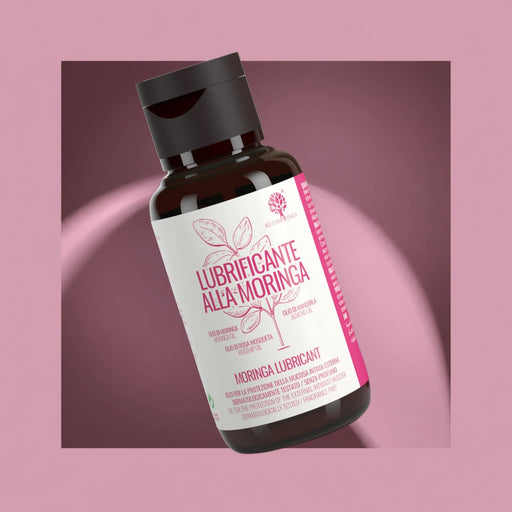 Natuurlijke intieme glijolie met Moringa RedMoringa met amandelolie en rozenbottel, fles op roze achtergrond