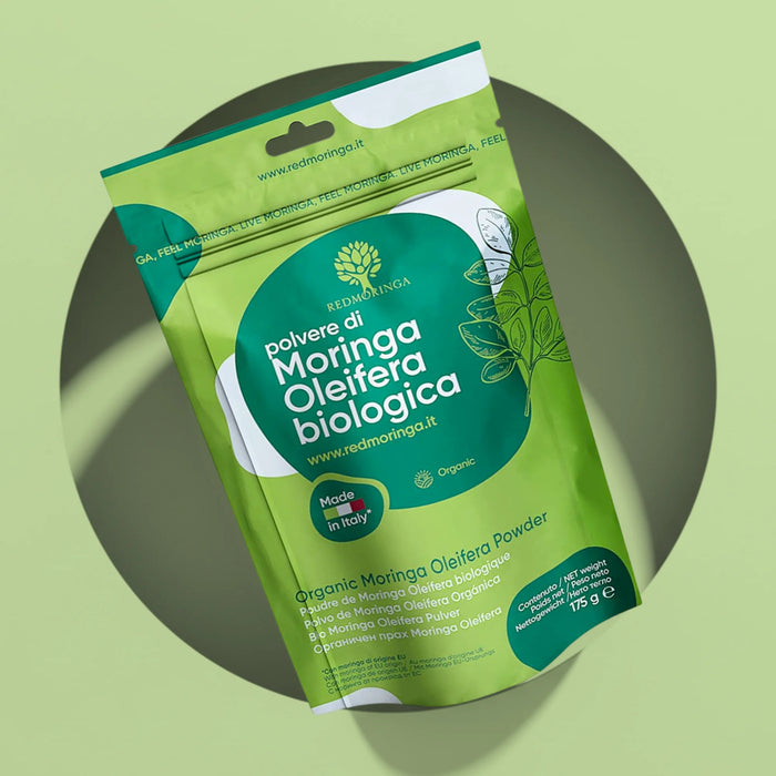 Zak van 175 g biologisch Moringa oleifera-poeder RedMoringa, alleen bladeren, verpakt in Italië, op groene achtergrond