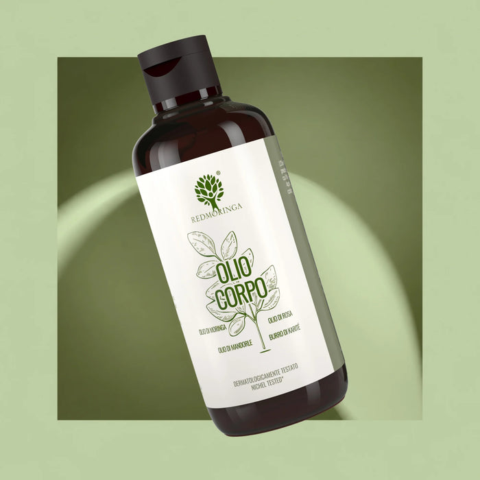 RedMoringa Lichaamsolie met moringa-olie, rozenolie, amandelolie en sheaboter, fles op groene achtergrond