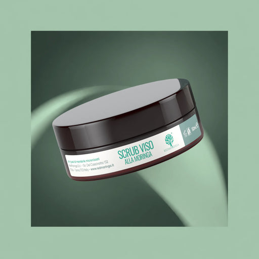 Natuurlijke gezichtsscrub met Moringa van RedMoringa, potje van 50 ml voor vette en gevoelige huid op groene achtergrond