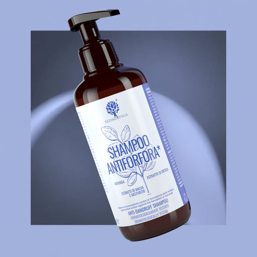 Pompfles van de biologische Anti-Roos Shampoo RedMoringa met Moringa en extracten van kaasjeskruid, waterkers en brandnetel