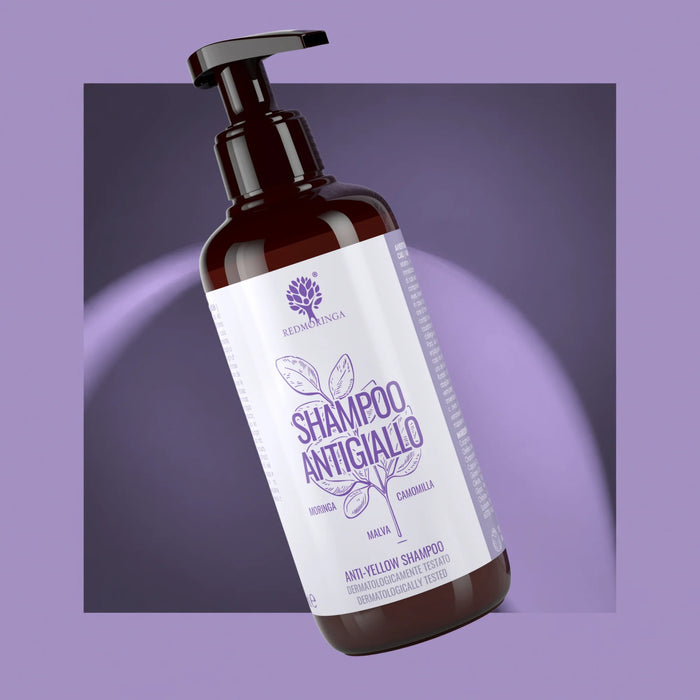 Natuurlijke zilvershampoo RedMoringa met Moringa, kamille en kaasjeskruid, pompfles op lila achtergrond
