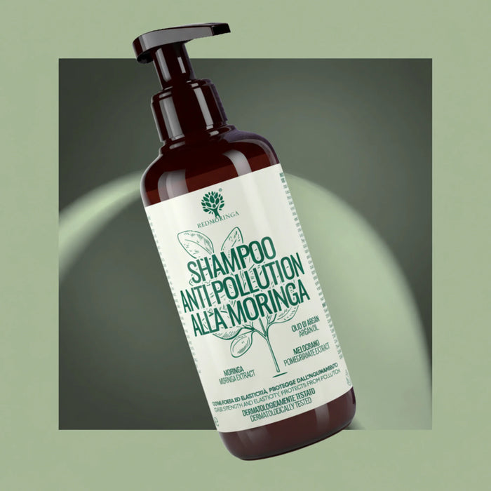 Anti-Pollution Shampoo met Moringa van RedMoringa met arganolie en granaatappel, pompfles op groene achtergrond