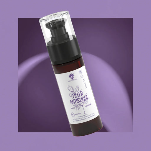 Pompflacon Anti-Rimpel Serum Filler-Effect RedMoringa met Moringa en hyaluronzuur, 30 ml, op paarse achtergrond