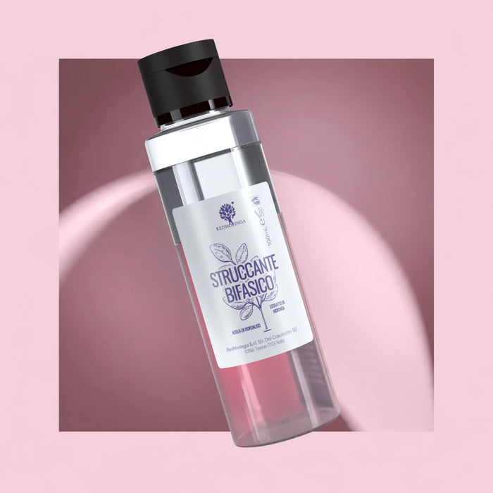 Natuurlijke Tweefasige Make-up Remover RedMoringa met Moringa-extract en korenbloemwater, 100 ml fles op roze achtergrond